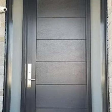Темная металлическая дверь с массивом дуба ЭДМ-2799