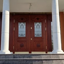 Дверь в коттедж со стеклом и ковкой Н-2807